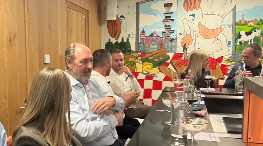 Raymond Kouwenberg onderhoudt namens SIEV de contacten tijdens een aansprekend internationaal diner.