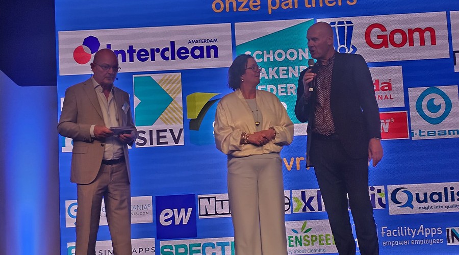 Paul Fok aan het woord op het woord. Tamara van der Ark luistert aandachtig mee.