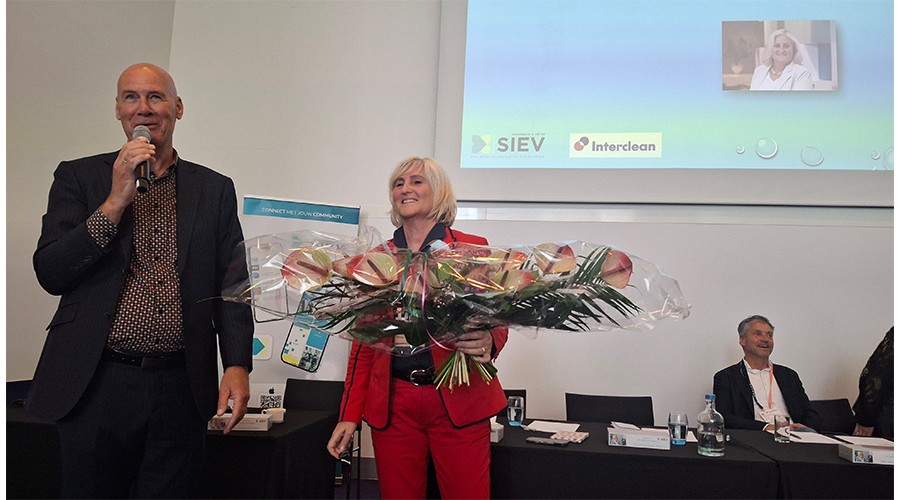 Voorzitter Paul Fok spreekt lovende woorden over vertrekkend bestuurslid Laetitia Simonis.