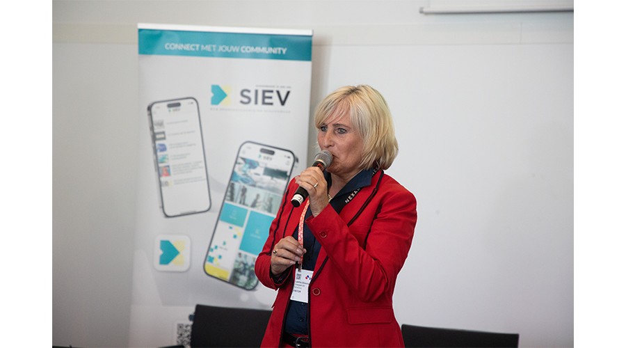 Laetitia Simonis tijdens haar afscheidsspeech. (foto Henk Snaterse).