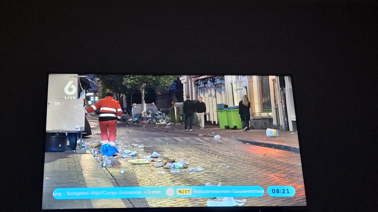 Hart van Nederland van SBS6 schenkt aandacht aan de schoonmaakactie vanochtend vroeg in Amsterdam.