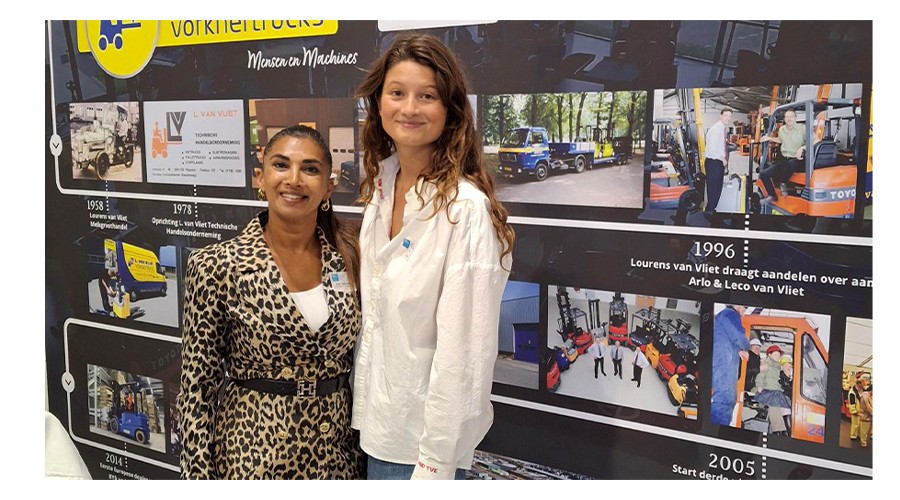 "We moeten investeren in jong zakelijk talent", aldus Nita Graafland (links), samen met Milou van Vliet (rechts) op een archieffoto van een eerder werkbezoek.
