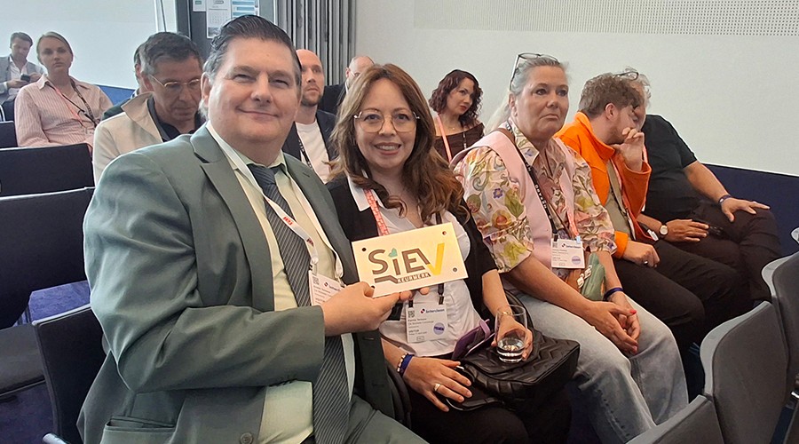 Andre Terlouw en zijn partner tonen trots het naambordje van SIEV.