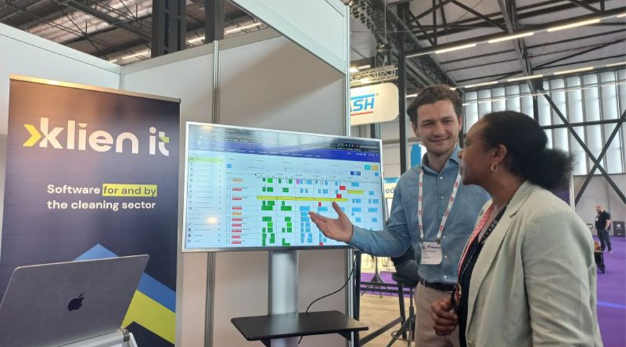 Marijke Tevreden op bezoek bij Antonio Kouwenberg.