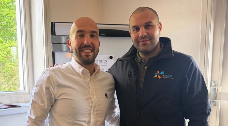 SIEV bestuurslid Bahri Erdogan (l) hier samen met Metehan Yavri van Schoonmaakbedrijf Cleaning Service 2001.