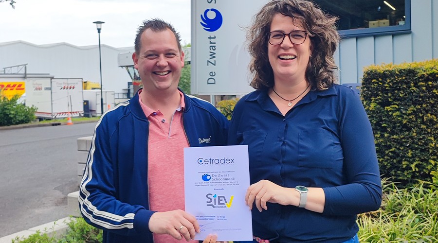 Tim en Daisy van Dijk tonen trots het certificaat behorende bij het SIEV-Keurmerk.