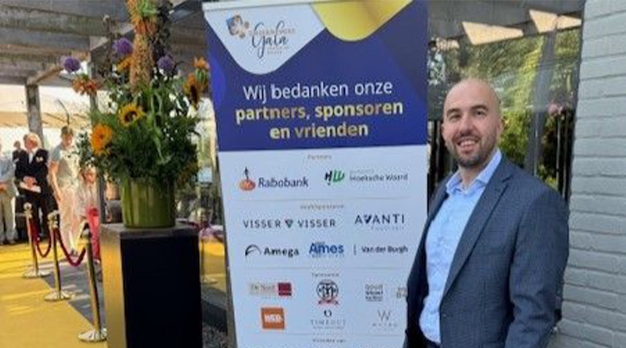 : directeur Bahri Erdogan van Avanti Facilitair bij de ingang van het afgelopen Ondernemersgala Hoeksche Waard bij Lakehouse Binnenmaas