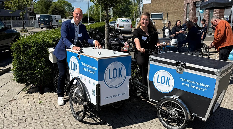 Paul Fok samen op de fiets met Desi Hulzebos-Lok .