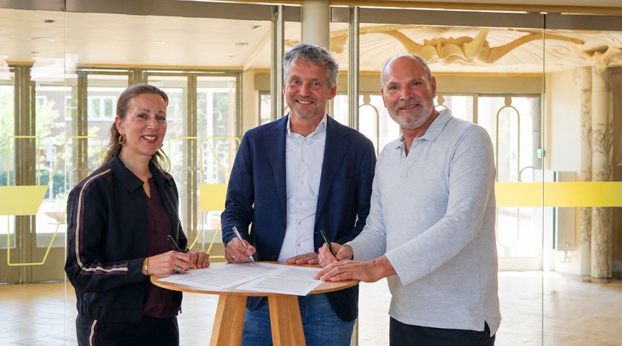 Op de foto v.l.n.r.: Marjolein Hillen (directeur bedrijfsvoering Kunstmin), Antoine Verhoef (directeur Schilten Schoonmaak) en Marcel Wiekart (hoofd Facilitair Kunstmin).