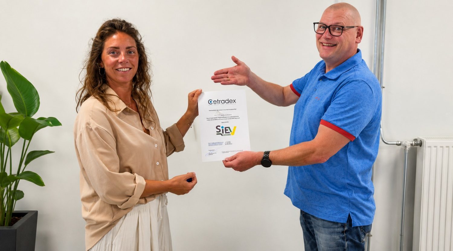 Edgar van Engelen reikt het certificaat uit aan Amber Reichardt, Chief Financial Officer bij van Adrichem.