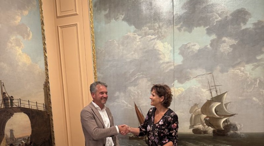 Op de foto bezegelen Andrea Stoop, teamleider Facilitair Zaken bij het Dordrechts Museum, en Antoine Verhoef, directeur van Schilten Schoonmaak, de voortzetting van de samenwerking.