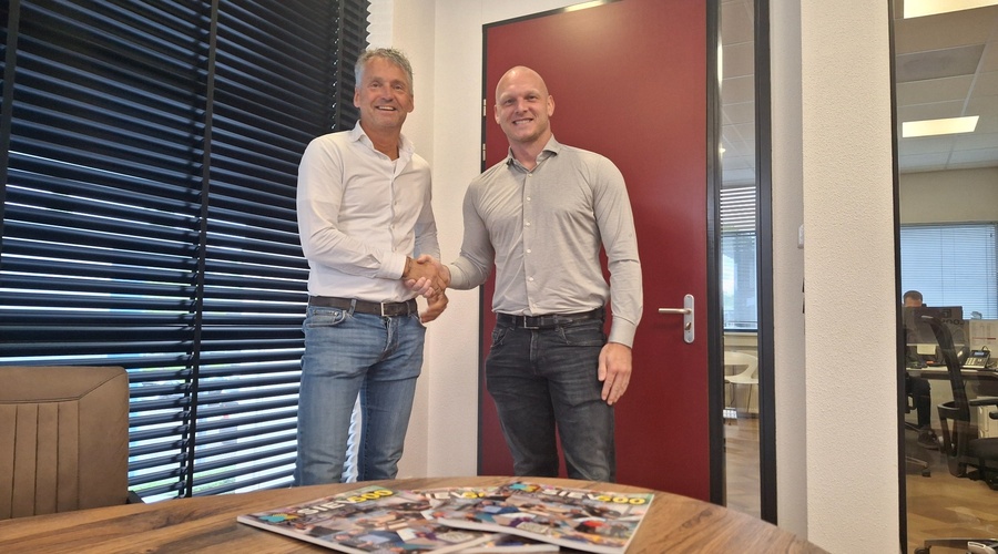 Bestuurslid Antoine Verhoef begroet Robin van der Zwan namens Trust and Law Incassoservices als partner van SIEV.