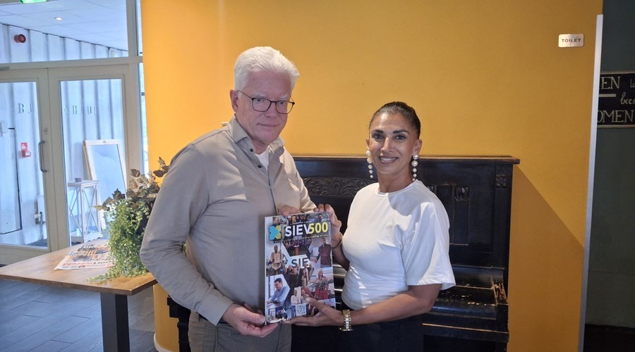 Bestuurslid Nita Graafland en journalist/ eindredacteur Bart Bakker zijn trots op het magazine.