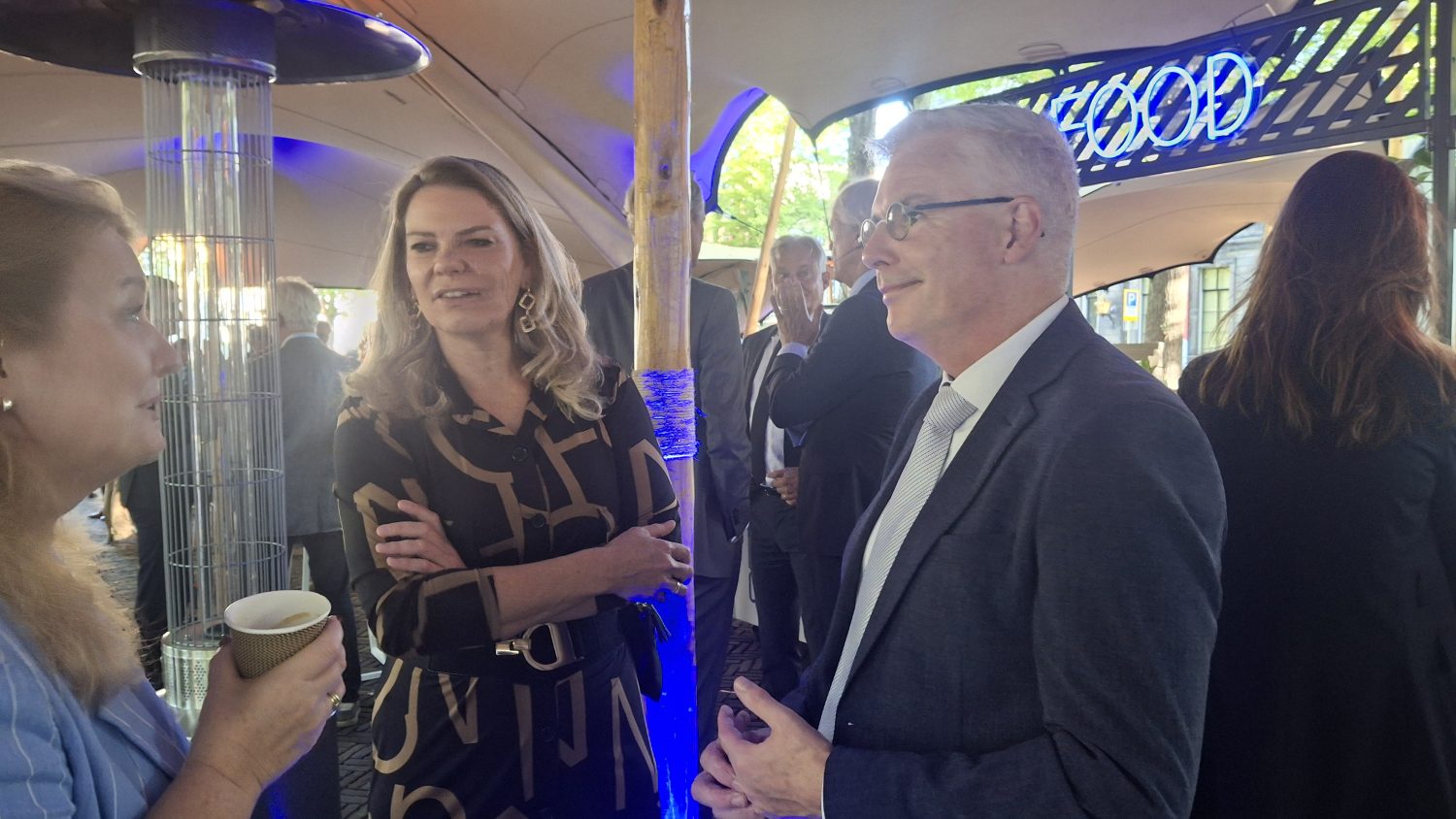 Rolien van Groeningen namens SIEV aan het netwerken met Ivo van der Klei, bestuurder van de Alrijne Zorggroep en manager Joyce Weijs.