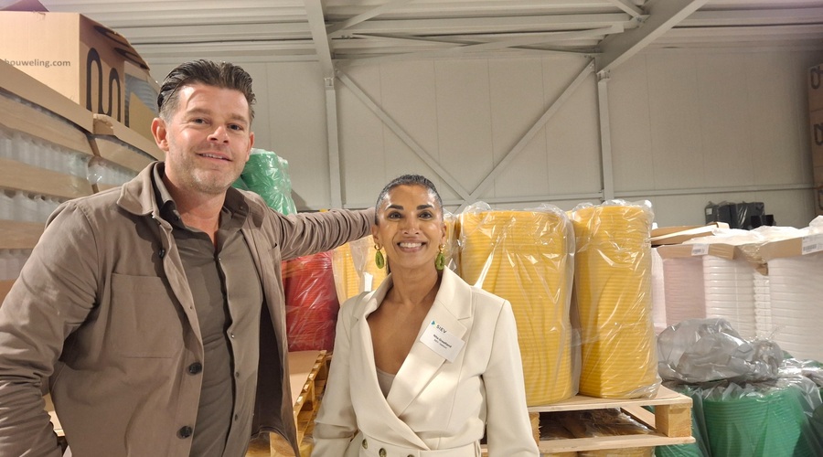 Maarten Verduin met bestuurslid Nita Graafland tijdens de rondleiding.